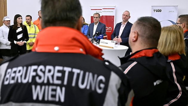 GÖD-Vorsitzender Eckehard Quin und Younion-Vorstand Christian Meidlinger bei der Verkündung des Abschlusses im November 2024 (Bild: APA/HANS KLAUS TECHT)