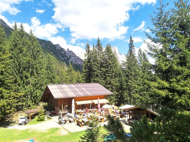 Viel Sonne gibt es an schönen Tagen bei der Neuen Alplhütte. (Bild: Peter Freiberger)