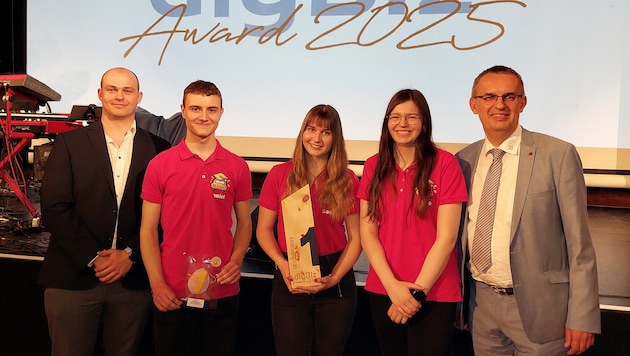 Prämierung zur österreichweit besten GEschäftsidee beim digBiz-Award 2025: Betreuungslehrer Stefan Liemberger mit der Siegergruppe Sandra Fröhlich, Lena Litschauer und Daniel Roßnagl sowie Direktor Rudolf Mayer (von links).