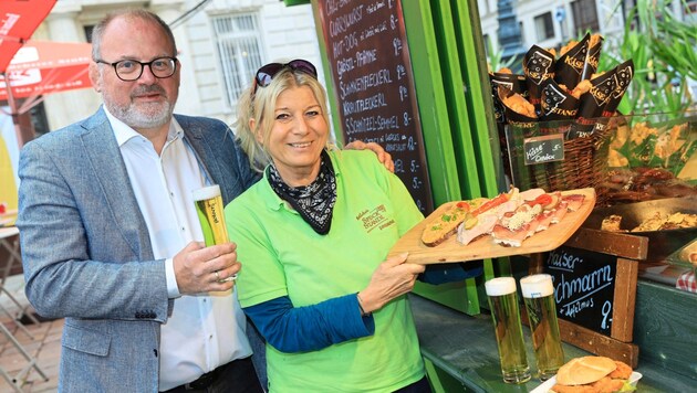Georg Lehner (li.) organisiert seit 15 Jahren das Bierfest Am Hof.