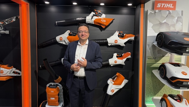 Geschäftsführer Jan Grigor Schubert im Schauraum von Stihl Tirol.