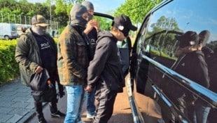 Die Flucht endete für den Tatverdächtigen in Utrecht, Niederlande. Hier wurde der 32-Jährige von der Polizei abgeführt. (Bild: zVg)