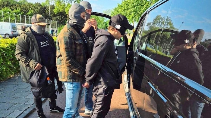 Die Flucht endete für den Tatverdächtigen in Utrecht, Niederlande. Hier wurde der 32-Jährige von der Polizei abgeführt.