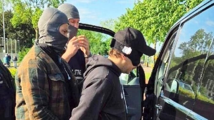 Die Flucht endete für den Tatverdächtigen in Utrecht, Niederlande. Hier wurde der 32-Jährige von der Polizei abgeführt.