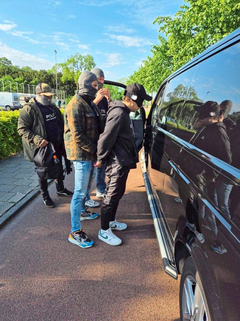 Die Flucht endete für den Tatverdächtigen in Utrecht, Niederlande. Hier wurde der 32-Jährige von der Polizei abgeführt. (Bild: zVg)