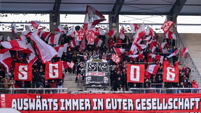 Schon beim Auswärtssieg im Februar sorgte der rote Anhang für eine gute Stimmung.