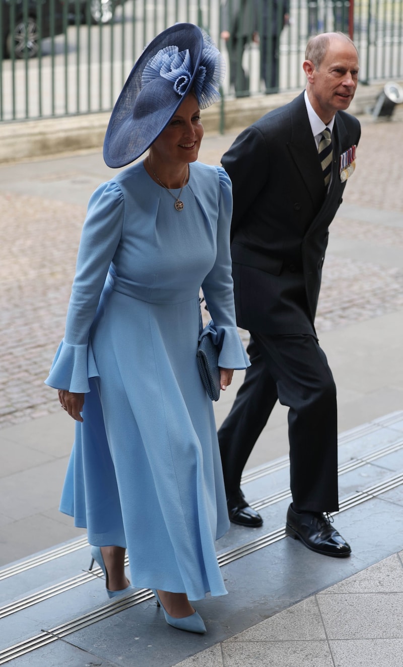 Sophie, die Herzogin von Edingburgh, trug ein hellblaues Kleid. (Bild: EPA/NEIL HALL)