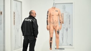 Flatz, Documenta-Künstler, und sein Latex-Double: Hier offenbart Flatz all seine Tätowierungen. (Bild: Wenzel Markus)