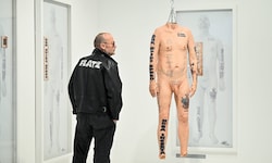 Flatz, Documenta-Künstler, und sein Latex-Double: Hier offenbart Flatz all seine Tätowierungen.