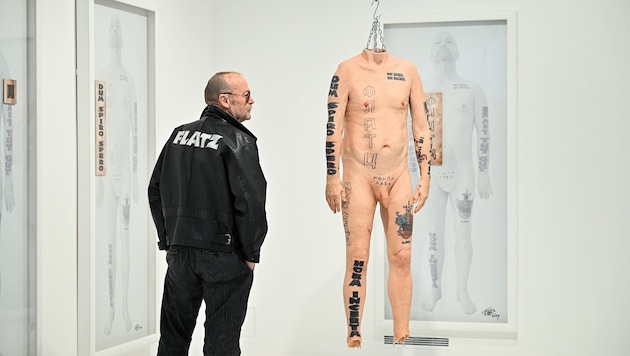 Flatz, Documenta-Künstler, und sein Latex-Double: Hier offenbart Flatz all seine Tätowierungen. (Bild: Wenzel Markus)