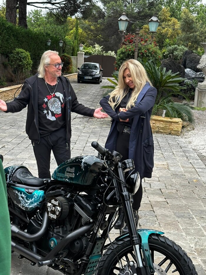 Sie freute sich über die Harley wie ein Kind.