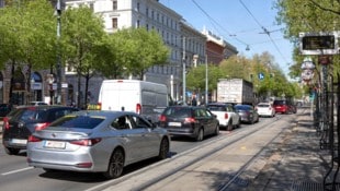 Staus, wie hier auf dem Ring, und Parkplatzsuche – ein Umstieg auf Öffis ist dennoch nicht für alle eine Alternative (Bild: APA/APA-PictureDesk null)