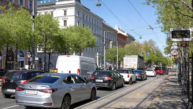 Staus, wie hier auf dem Ring, und Parkplatzsuche – ein Umstieg auf Öffis ist dennoch nicht für alle eine Alternative (Bild: APA/APA-PictureDesk null)