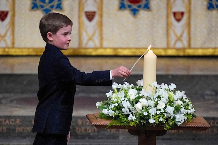 Der Ururenkel von Winston Churchill entzündete eine Friedenskerze.