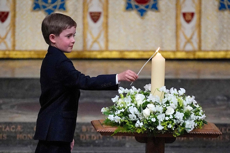 Der Ururenkel von Winston Churchill entzündete eine Friedenskerze. (Bild: AFP/AARON CHOWN)
