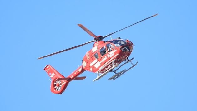 Die Frau wurde mit dem Rettungshubschrauber in die Klinik nach Innsbruck gebracht. (Bild: Birbaumer Christof)