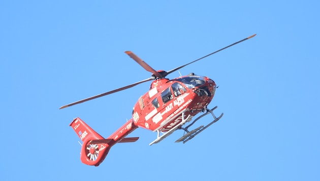Eine 27-Jährige wurde mit dem Rettungshubschrauber ins Spital gebracht. (Bild: Birbaumer Christof)