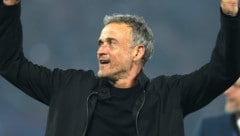 Luis Enrique schielte im Triumph neckisch auf die englische Liga. (Bild: EPA/MOHAMMED BADRA)