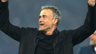Luis Enrique schielte im Triumph neckisch auf die englische Liga.