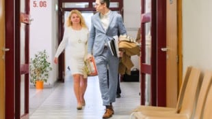 Orgasmuspäpstin Monika Ring mit ihrem Anwalt vor Gericht.