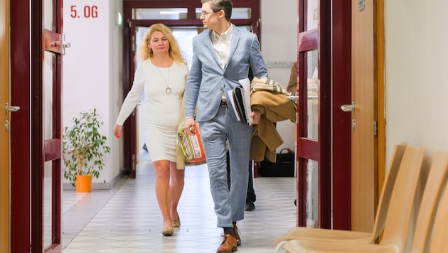 Orgasmuspäpstin Monika Ring mit ihrem Anwalt vor Gericht.