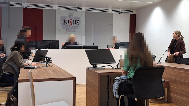 Die Angeklagte bekannte sich am Landesgericht Eisenstadt vollinhaltlich nicht schuldig. „Ich habe meinen Sohn nie angerührt. Das sind altmodische Erziehungsmaßnahmen.“ (Bild: HS, Krone KREATIV)