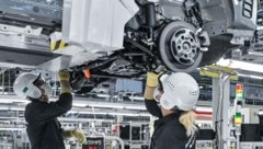 Für zu viel ausgestoßenes CO2 müssen die Hersteller Strafe zahlen. Weil sich unter anderem der Absatz für E-Autos nicht so gut entwickelt hat, wie früher prognostiziert wurde, könnten Autobauer die Grenzwerte deutlich überschreiten. (Bild: AFP/RICHARD A. BROOKS)