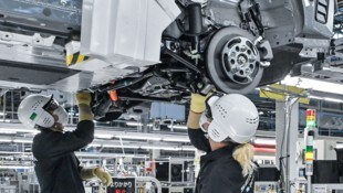 Für zu viel ausgestoßenes CO2 müssen die Hersteller Strafe zahlen. Weil sich unter anderem der ...
