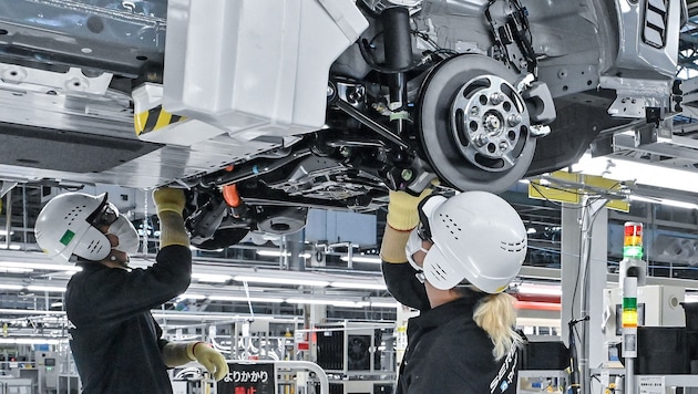 Für zu viel ausgestoßenes CO2 müssen die Hersteller Strafe zahlen. Weil sich unter anderem der Absatz für E-Autos nicht so gut entwickelt hat, wie früher prognostiziert wurde, könnten Autobauer die Grenzwerte deutlich überschreiten. (Bild: AFP/RICHARD A. BROOKS)