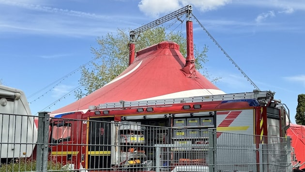 In Aldenhoven setzte ein Feuerschlucker versehentlich eine Zeltwand in Flammen. (Bild: Facebook/Gemeinde Aldenhoven)