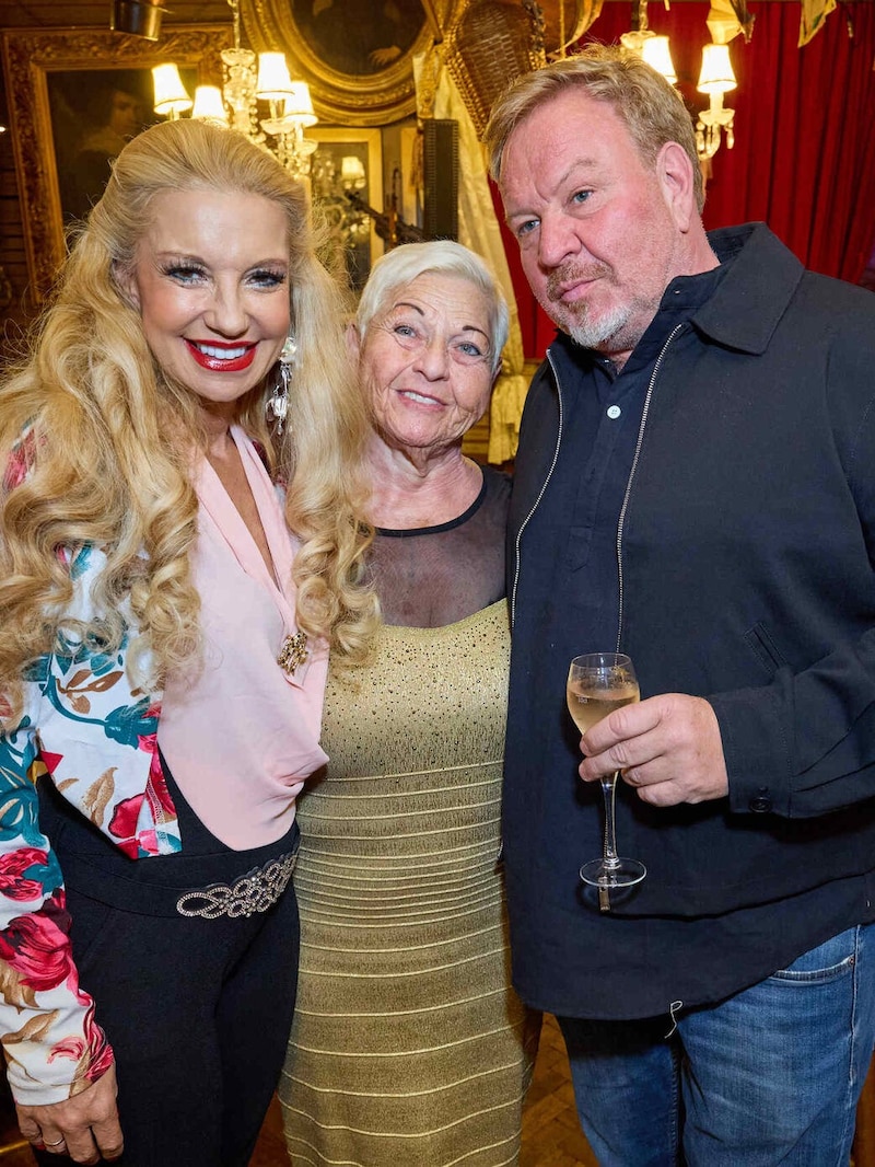 Leila und Marcus Strahl & Jazz Gitti (M.) unter den Gratulanten. Für ihn war es der erste Society-Auftritt seit dem Tod seiner Mutter, Publikumsliebling Waltraut Haas. (Bild: Alexander Tuma)