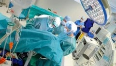 Lange Wartezeiten auf Operationen zermürben viele Patienten.