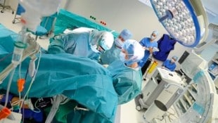 Lange Wartezeiten auf Operationen zermürben viele Patienten.