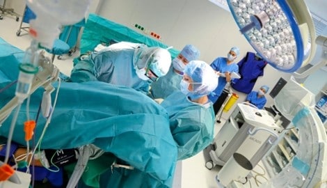 Lange Wartezeiten auf Operationen zermürben viele Patienten.