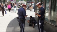 Diese zwei Polizisten sind berechtigt, Passanten nach ihrem Ausweis zu fragen. Der Angeklagte hingegen gab sich lediglich als Kripobeamter aus. (Bild: Andi Schiel)
