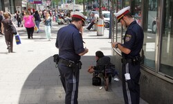 Diese zwei Polizisten sind berechtigt, Passanten nach ihrem Ausweis zu fragen. Der Angeklagte ...