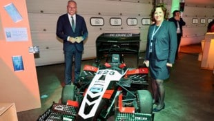 Auch Landeshauptmann Mario Kunasek stattete dem Jubiläums-Kongress des ACStyria am Flughafen Graz einen Besuch an. Am Bild mit Cluster-Geschäftsführerin Christa Zengerer. (Bild: Jauschowetz Christian)
