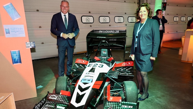 Auch Landeshauptmann Mario Kunasek stattete dem Jubiläums-Kongress des ACStyria am Flughafen Graz einen Besuch an. Am Bild mit Cluster-Geschäftsführerin Christa Zengerer. (Bild: Jauschowetz Christian)