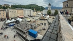 Schritt für Schritt wurde seit Montag die Bühne am Residenzplatz aufgebaut. (Bild: Markus Tschepp)