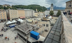 Schritt für Schritt wurde seit Montag die Bühne am Residenzplatz aufgebaut.