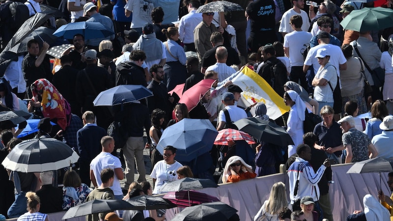 Viele von ihnen haben Schirme dabei. (Bild: EPA/ALESSANDRO DI MEO)