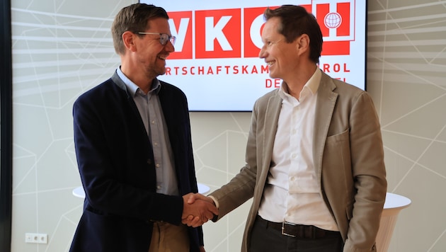 Roman Eberharter (li.) folgt Dieter Unterberger als Obmann des Handels in Tirol nach. Dieser wird nun zweiter Stellvertreter. (Bild: Birbaumer Christof)