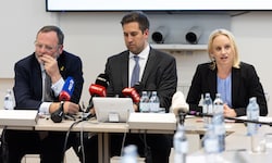 Josef Schellhorn (NEOS), Alexander Pröll (ÖVP) und Michaela Schmidt (SPÖ) beim ...