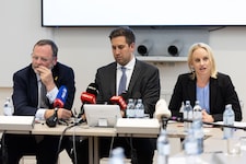 Josef Schellhorn (NEOS), Alexander Pröll (ÖVP) und Michaela Schmidt (SPÖ) beim Hintergrundgespräch zum Budget. (Bild: Urbantschitsch Mario)
