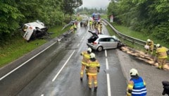 Der Transporter wurde von der Straße geschleudert. (Bild: Freiwillige Feuerwehr Scheffau)