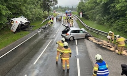 Der Transporter wurde von der Straße geschleudert.