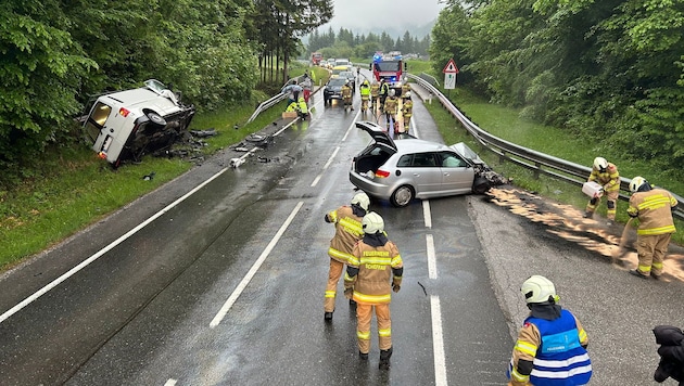 Der Transporter wurde von der Straße geschleudert. (Bild: Freiwillige Feuerwehr Scheffau)