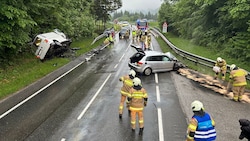 Der Transporter wurde von der Straße geschleudert. (Bild: Freiwillige Feuerwehr Scheffau)