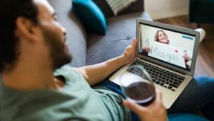 Wie lieb: Dank des Internets haben Paare heutzutage ja viele Möglichkeiten zu kommunizieren – auch über Distanzen hinweg. (Bild: Antonio Diaz)