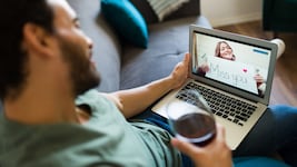 Wie lieb: Dank des Internets haben Paare heutzutage ja viele Möglichkeiten zu kommunizieren – auch über Distanzen hinweg. (Bild: Antonio Diaz)